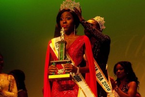 Miss Nigeria U.S. 2017, Idara Inokon, being crowned by her predecessor, Miss Lola Adeoye